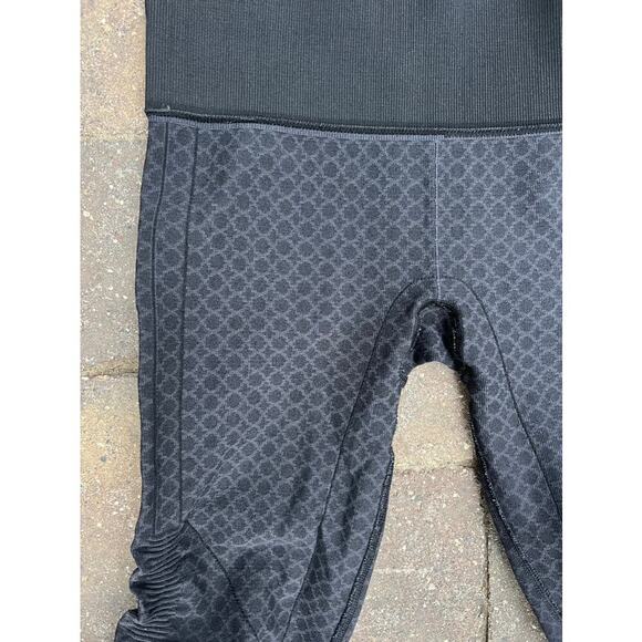 Lululemon gray ruched print capri tights leggings size 6 - Picture 3 of 3